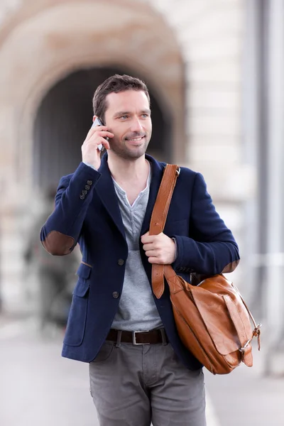 Aantrekkelijke jongeman met behulp van smartphone in Parijs — Stockfoto