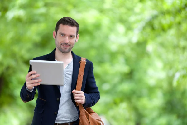 Giovane uomo attraente utilizzando tablet a Parigi — Foto Stock