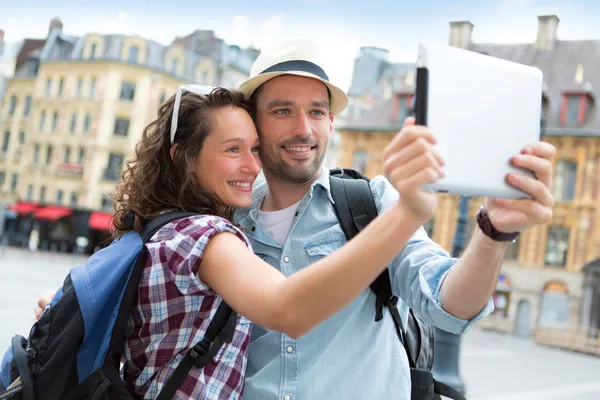 Pareja joven en vacaciones tomando selfie —  Fotos de Stock