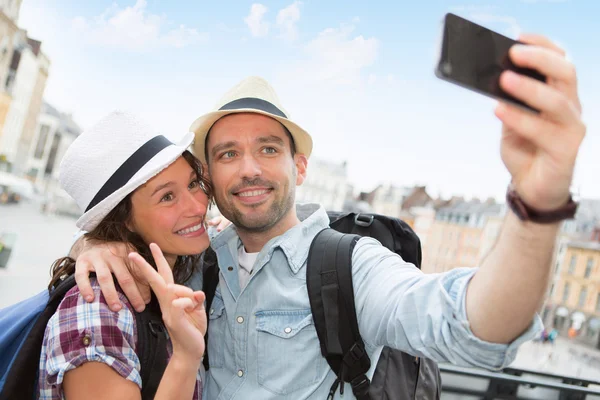 Jeune couple en vacances prendre selfie — Photo