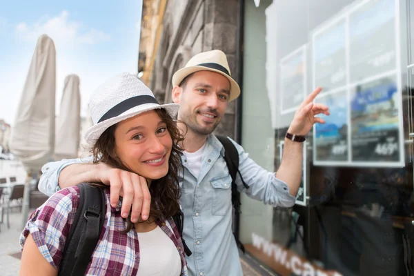 Seyahat Acentası önünde genç mutlu çift