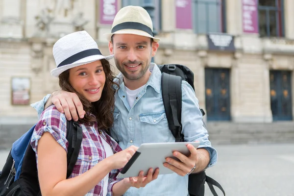 Jeune couple de touristes visitant la ville — Photo