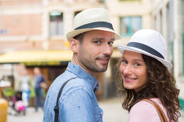 Mladý pár, navštíví město během svátků — Stock fotografie