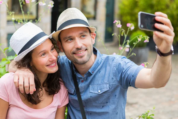 Giovane coppia in vacanza prendendo selfie — Foto Stock