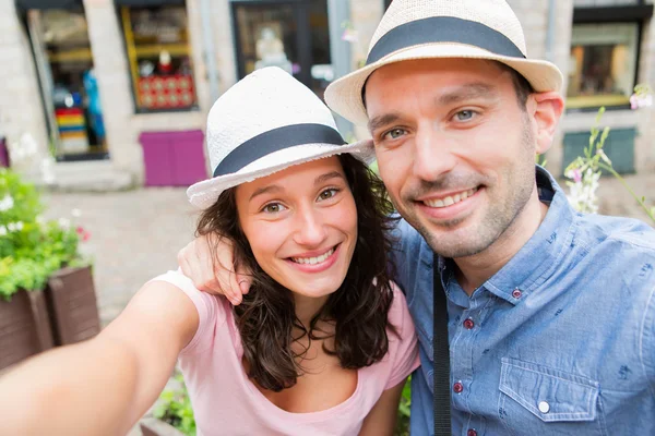 Casal jovem em férias tirando selfie — Fotografia de Stock