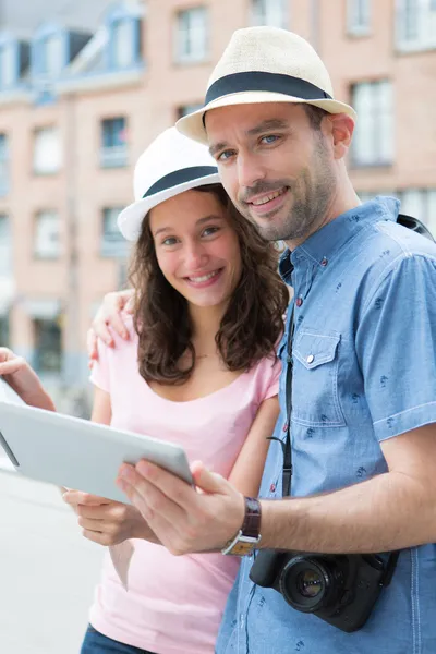 Young couple of tourists visiting city — Stock Photo, Image