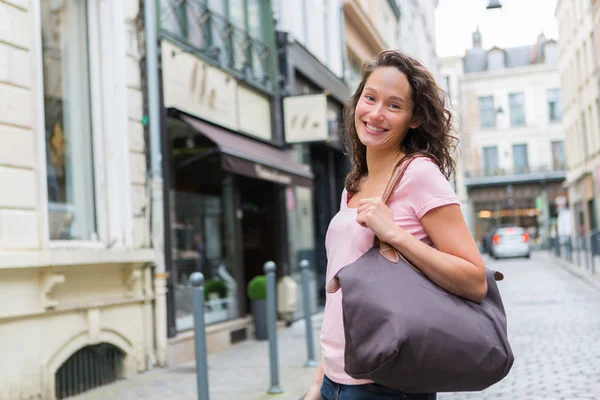 Женщина, идущая за покупками в город — стоковое фото