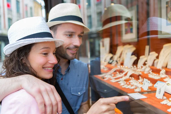Jong paar in liefde kijken sieraden winkel voorkant — Stockfoto