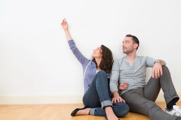 Casal jovem em seu novo apartamento Textspace — Fotografia de Stock