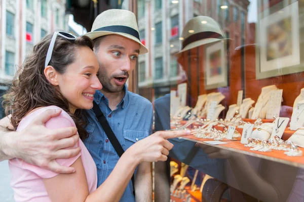 Jovem casal apaixonado assistindo loja de jóias frente — Fotografia de Stock