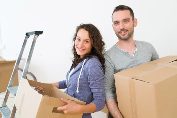 Jong paar in liefde verhuisde in hun nieuwe flat — Stockfoto