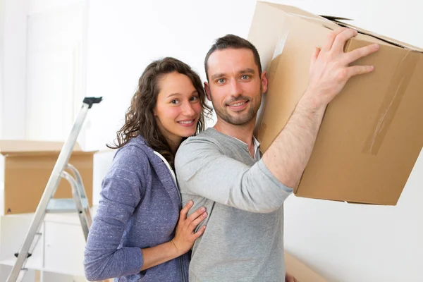 Jong paar in liefde verhuisde in hun nieuwe flat — Stockfoto