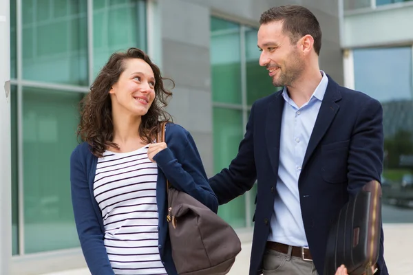 Business man och kvinna chatta tillsammans efter jobbet — Stockfoto