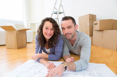 genç bir çift yeni onların düz planlardaki izlerken