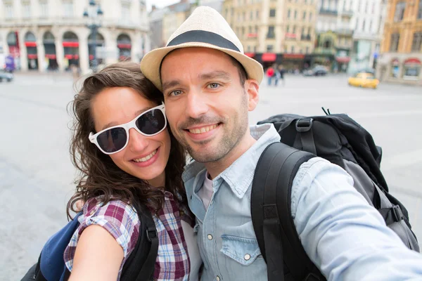 Pareja joven en vacaciones tomando selfie — Foto de Stock