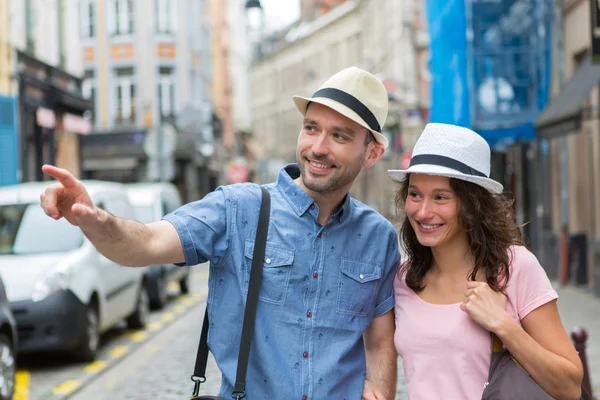 Jovem casal visitando a cidade durante as férias — Fotografia de Stock