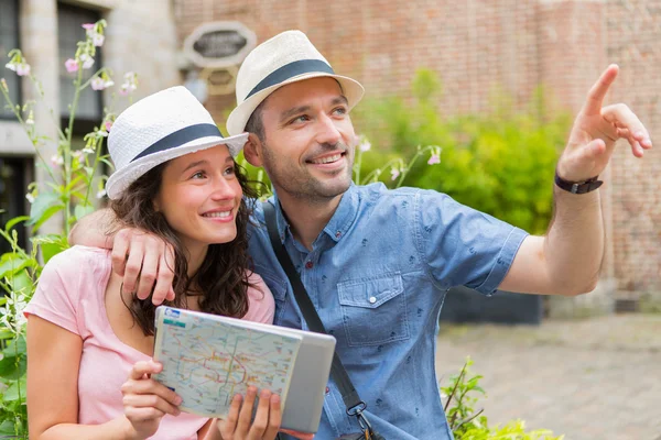 Young couple of tourists visiting city — Stock Photo, Image
