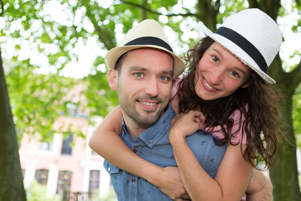 Joven pareja feliz divirtiéndose en vacaciones — Foto de Stock