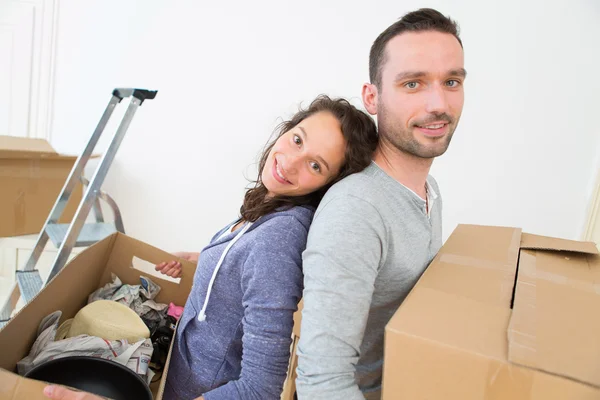 Junges verliebtes Paar zog in seine neue Wohnung — Stockfoto