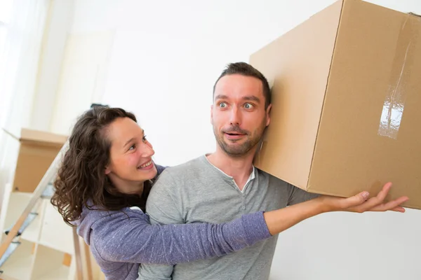 Jong paar in liefde verhuisde in hun nieuwe flat — Stockfoto