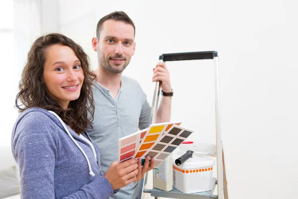 Unga par väljer färger på sin nya lägenhet — Stockfoto