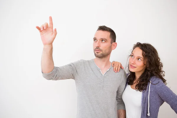 Pareja usando interfaz de pantalla táctil imaginaria —  Fotos de Stock