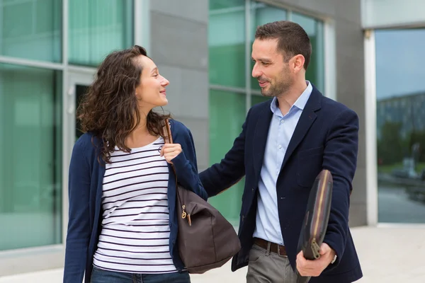 Geschäftsmann und Frau plaudern nach Feierabend miteinander — Stockfoto