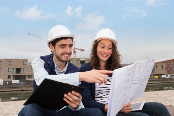 Architect woman and construction site supervisor — Stock Photo, Image