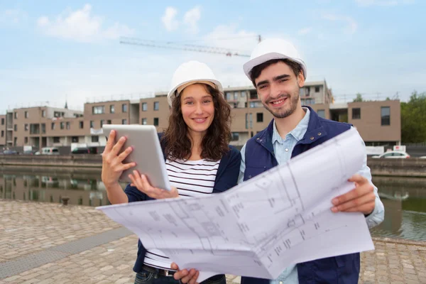 Architect woman and construction site supervisor — Stock Photo, Image