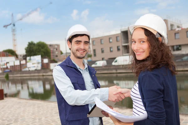 Arquiteto mulher e supervisor do canteiro de obras — Fotografia de Stock