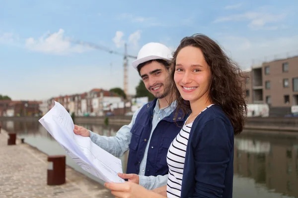Architect woman and construction site supervisor — Stock Photo, Image