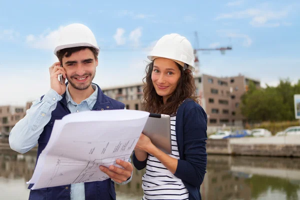 Architect woman and construction site supervisor — Stock Photo, Image