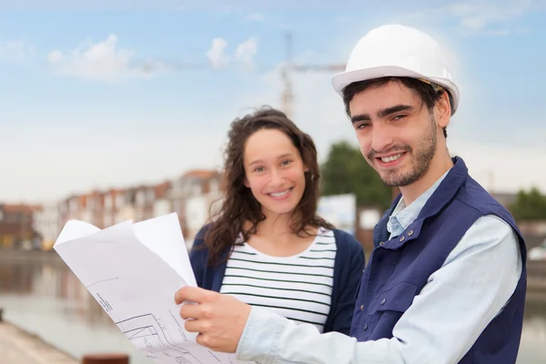 Arquitecta mujer y supervisora de obra — Foto de Stock