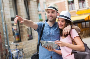 genç bir çift, kenti ziyaret turist