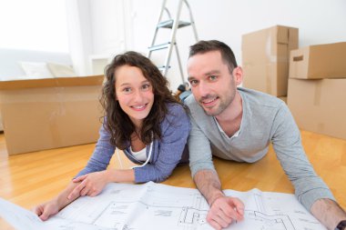 genç bir çift yeni onların düz planlardaki izlerken