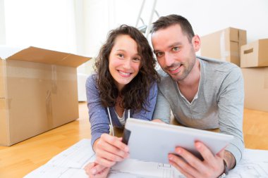 genç bir çift yeni onların düz planlardaki izlerken