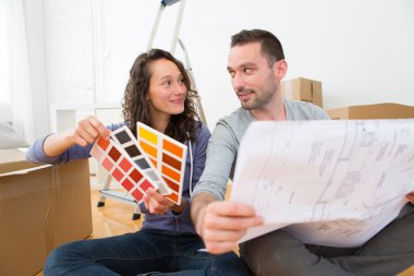 Genç çift yeni dairelerinin rengini seçiyor.