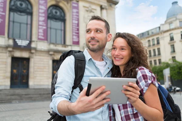 Pareja joven de turistas visitando la ciudad — Foto de Stock