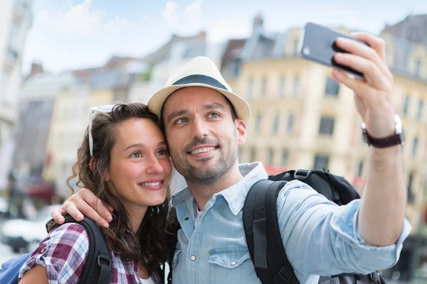 Junges Paar macht im Urlaub Selfie — Stockfoto