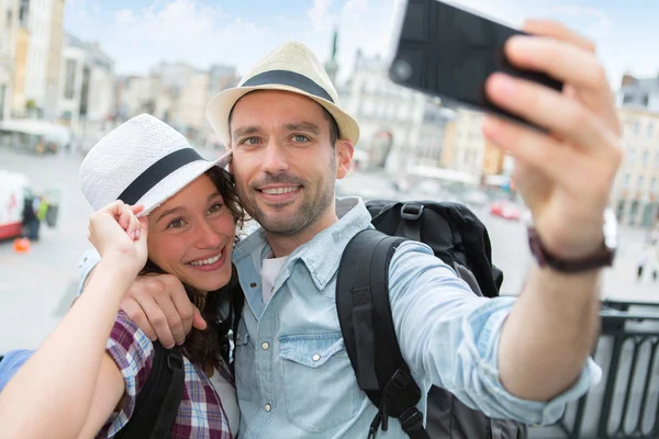 Jong (echt) paar op vakantie nemen selfie — Stockfoto