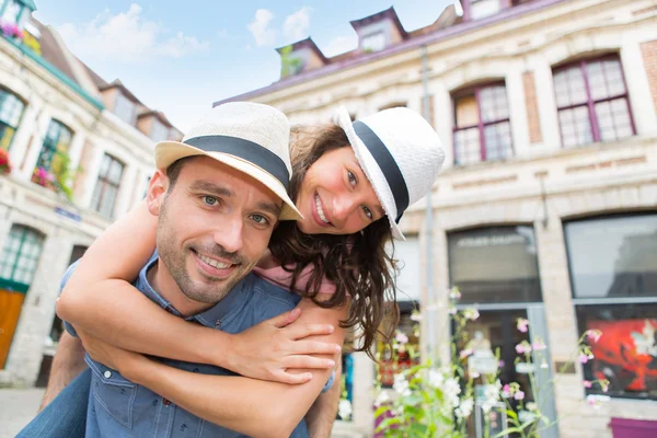 Joven pareja feliz divirtiéndose en vacaciones — Foto de Stock