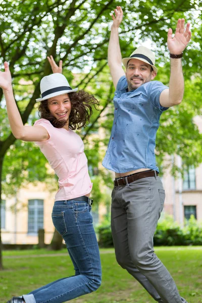 Junges glückliches Paar hat Spaß im Park — Stockfoto