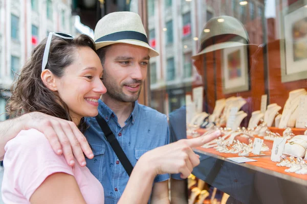 Junges verliebtes Paar beobachtet Schmuckgeschäft vor dem Haus — Stockfoto