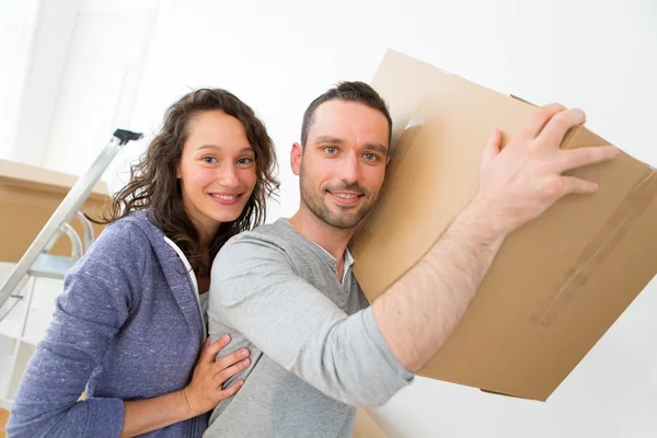 Młoda para w miłości przeniósł się w ich nowe mieszkanie — Zdjęcie stockowe