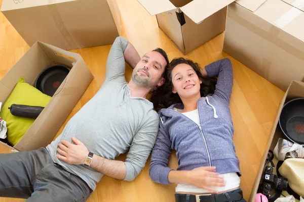 Jovem casal apaixonado mudou-se em seu novo apartamento — Fotografia de Stock