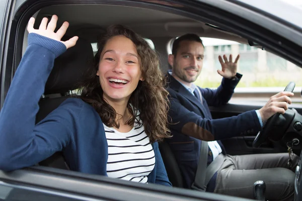 Jeune homme d'affaires couple dans leur toute nouvelle voiture — Photo