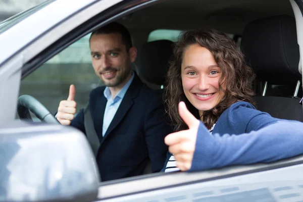 Giovane uomo d'affari coppia nella loro auto nuova di zecca — Foto Stock