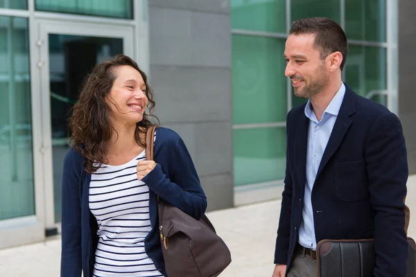 Geschäftsmann und Frau plaudern nach Feierabend miteinander — Stockfoto