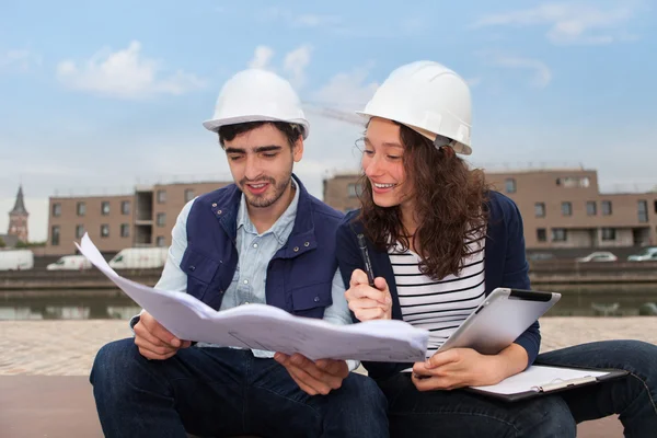Architect woman and construction site supervisor — Stock Photo, Image