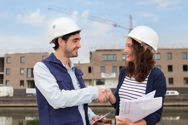 Architect woman and construction site supervisor — Stock Photo, Image